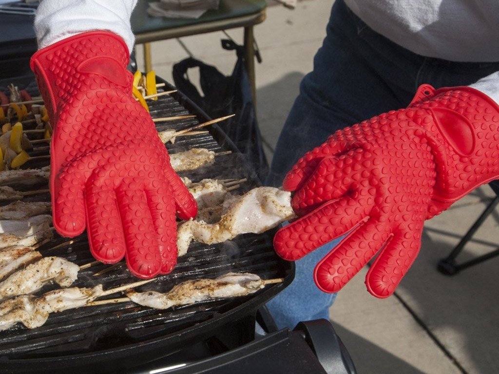 10 Best Pairs of BBQ Gloves to Keep Your Hands Safe While You Grill (Winter 2022)